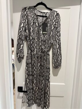 Olsen Black & White Snake-Print Long Sleeve Tie-Waist Dress